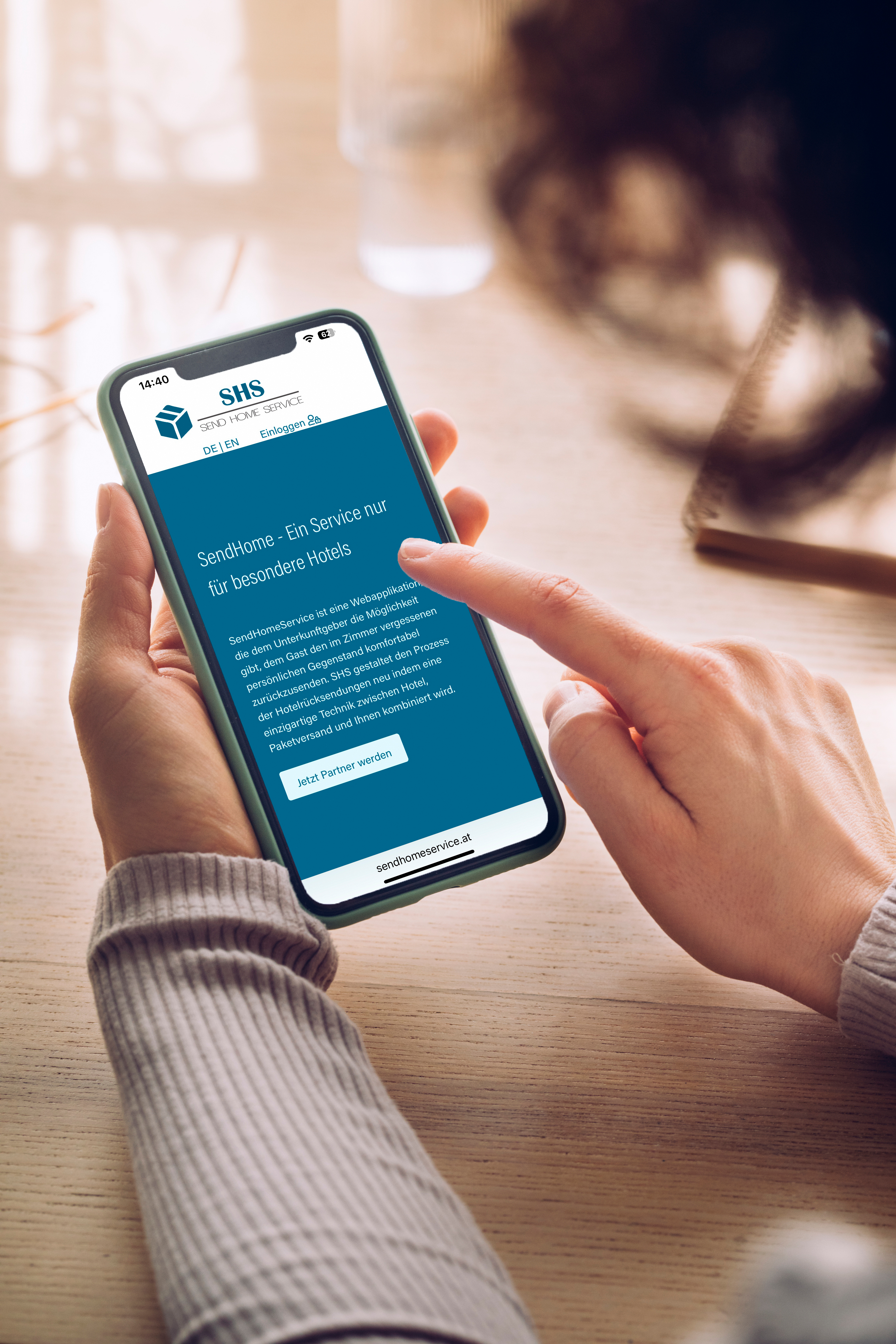 Gast öffnet SendHomeService am Smartphone