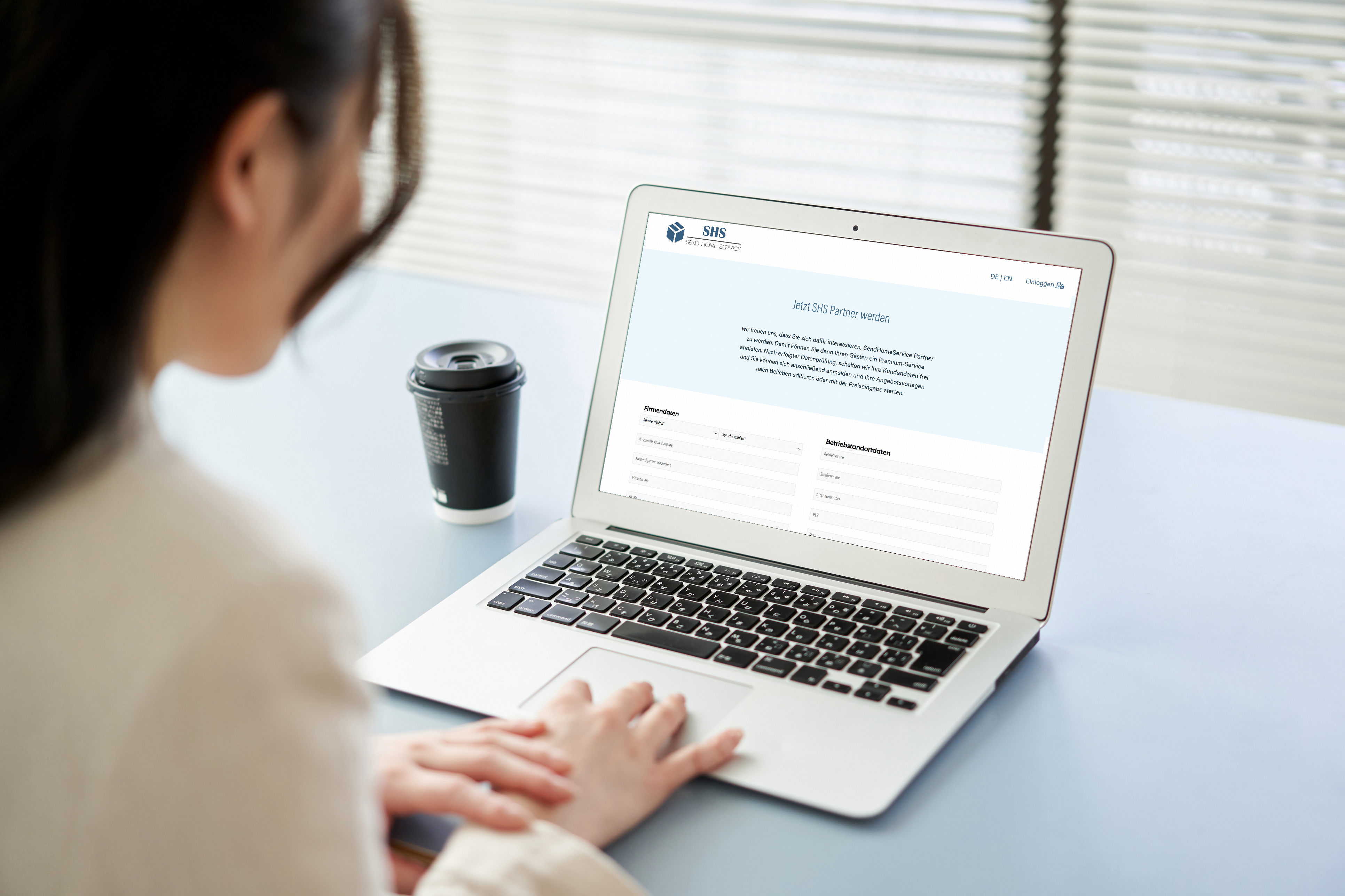 Partner-Anmeldung bei SendHomeService am Laptop